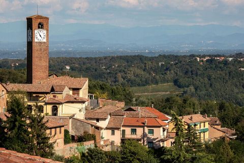 Appartement de vacances magnifiquement rénové au milieu du pittoresque village viticole piémontais de Mombaruzzo, avec vue panoramique sur les collines et les vignobles du Monferrato.