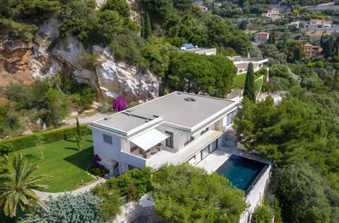 Situated in Villefranche-sur-Mer within a charming private estate, this contemporary villa of 325 m2, nestled on a plot of approximately 2000 m2, offers breathtaking views of the sea and the bay of Villefranche. Fully renovated, this residence will c...