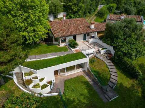 Immergiti nell’atmosfera incantevole del Lago di Garda con questa spettacolare villa con piscina a Toscolano Maderno. Situata in una zona tranquilla e residenziale, questa proprietà offre un’esperienza di vita senza paragoni. All’arrivo, sarai accolt...