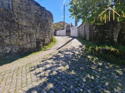 Stenhus att bygga om i lugna omgivningar Vill du investera i fastigheter, i lantligt boende? Då behöver du inte leta längre! Vi presenterar denna charmiga stenvilla belägen i São Martinho das Moitas, São Pedro do Sul. Denna fastighet erbjuder en unik...