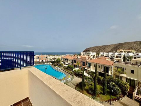 Great semi-detached house in the Club de Mar urbanization in El Palmar. On the ground floor there is an independent garage for two cars, on the first floor there is a nice two-story living room, a separate fitted and equipped kitchen, a laundry room ...