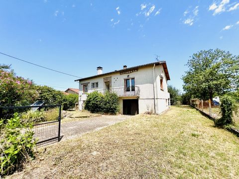 Up for grabs! House 95 m² to renovate with large land and outbuildings in the Florentin sector. Exceptional location for this house of 95 m² with a large plot of land of 2400 m² and outbuildings of 47m². Ideal for space and DIY lovers! This house off...