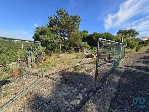 Terreno à Venda - Excelente Oportunidade de Construção Localização: A 5 minutos da Ericeira e de Mafra Descrição: Terreno com 3032 m² à venda, com potencial para construção de uma moradia de até 200 m². Localizado em uma área privilegiada com vista f...