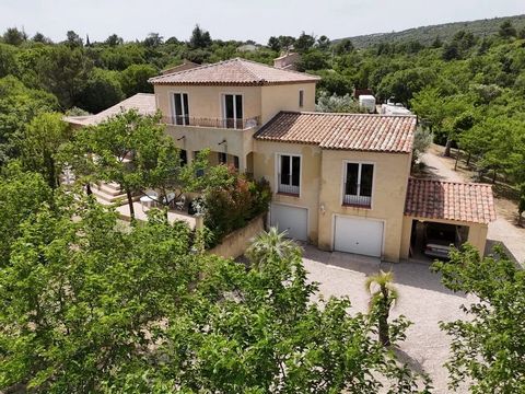 Discover this exceptional property in Plan d'Aups Sainte-Baume, just 30 minutes from Saint-Maximin. Nestling on 1.5 hectares of landscaped grounds with a superb pool area, this vast 347 m2 property is a haven of peace, surrounded by carefully landsca...