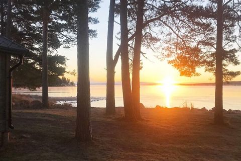 Willkommen im Feriendorf Sollerö ! Verbringen Sie hier einen schönen und erholsamen Urlaub auf der Sonneninsel Sollerö im See Siljan. Die Unterkunft ist zweckmäßig ausgestattet und liegt in einer ruhigen und landschaftlich reizvollen Umgebung. Das Fe...