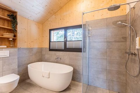 Welkom in uw alpine heiligdom in dit betoverende chalet van massief hout, met 135 m² aan luxe leefruimte verdeeld over twee verdiepingen. Dit chalet is perfect voor gezinnen of groepen en biedt comfortabel plaats aan maximaal 8 gasten, en combineert ...