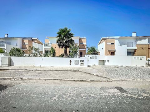 J’ai le plaisir de vous présenter cette charmante villa de 3 étages, située dans un quartier calme. Il s’agit d’une occasion unique d’acquérir une résidence spacieuse et bien distribuée, conçue pour offrir un maximum de confort et de tranquillité. Si...