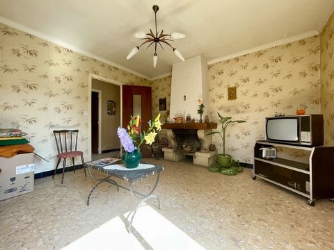 In your Laborie Immobilier agencies, villa to renovate, ideally located in a quiet area, close to amenities. The villa consists on the ground floor of a large garage allowing the creation of an apartment or a workshop while maintaining a large storag...