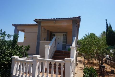 Wir präsentieren dieses prächtige Haus zu 4 Winden mitten in der Natur, wenn Sie die Berge mögen, üben Sie lange Spaziergänge in den Bergen, dies ist Ihr Zuhause, auch diese Immobilie hat ein zusätzliches Haus für Ihre Gäste, Sie haben ein Schwimmbad...