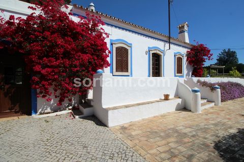 Propriété à l´architecture traditionnelle de l´Algarve, composée d´une maison principale, de plusieurs annexes, de deux piscines et d´un court de tennis, située sur un terrain de 5000 m2 avec vue mer et campagne.À dix minutes de la marina de Vilamour...