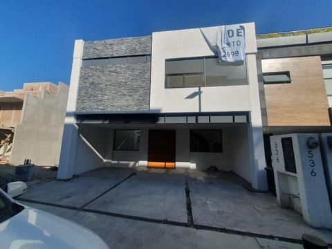 Casa Espectacular en Venta en Moncayo Zona Esmeralda de Lujo ( Nueva) PlusvaliaTu Familia se lo merece; Precio $ 12,600,000 MXN; Construcción 437mt2; Terreno 206.84mt2, 3 Niveles, Planta de Entretenimiento, Jardín interior, Sala de juegos, Bar, 1/2 b...