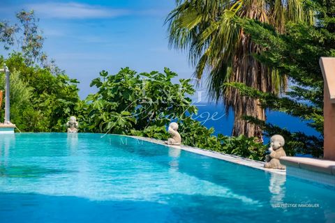 Entdecken Sie diese außergewöhnliche Villa in den Höhen von Le Trayas mit atemberaubendem Blick auf das Mittelmeer. Vom ersten Moment an werden Sie von einem lichtdurchfluteten Wohnzimmer und einer Küche verführt, die sich auf ein atemberaubendes Mee...