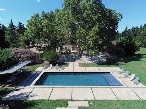 Lovely property halfway between Avignon and the Luberon. Nestled at the foot of a picturesque village amid vineyards, this splendid 18th-century estate sprawls over 2.7 hectares of enclosed land adorned with century-old plane trees. Recent renovation...