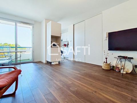 Located in the Domaine du Banayre, one of the most sought-after areas of Fonsorbes, this 42 m² T2 flat is ideal for a first-time buyer or an investment. It is located in a beautiful, secure residence with swimming pool, just 3 minutes from all amenit...