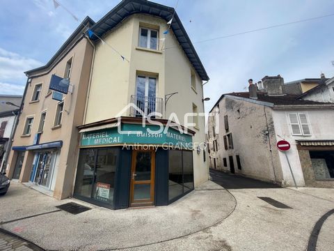 Situé à Jussey (70500), Cet immeuble de 125 m² sur un terrain de 71 m² ( surface cadastrale) comprend une partie dédiée à un local commercial et une autre destinée à un potentiel appartement. En cours de rénovation, ce bien offre de multiples possibi...