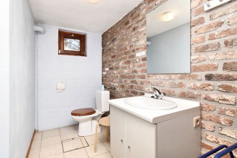 Si un séjour chez vous n'est pas principalement axé sur des installations de luxe, mais surtout sur une convivialité, alors cette maison est parfaite pour vous. L'ameublement est simple et offre un logement abordable à presque tout le monde. Par beau...