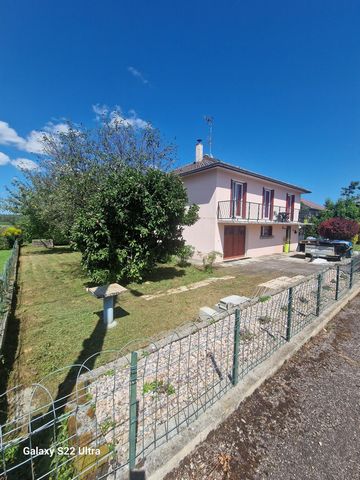 Située dans la charmante commune de Jussey, cette maison bénéficie d'un emplacement tranquille tout en étant à proximité des commodités. Avec un terrain spacieux de 748 m², ce bien est idéal pour les familles en quête d'espace et de sérénité. Constru...