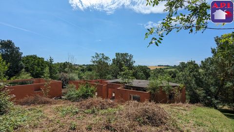 VILLA MET EEN VERDIEPING, ONVOLLEDIG Rustig, dichtbij het centrum van Nailloux, en gelegen in een groene omgeving met uitzicht op de Pyreneeën, kom deze onafgewerkte gelijkvloerse constructie ontdekken, gebouwd op een kruipruimte en talrijke palen. H...