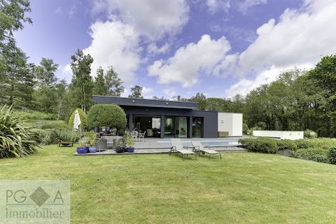 BEIGNON - In the heart of a wooded park of nearly 1.3ha, this house entirely on one level was redesigned and renovated in its entirety between 2014 and 2015. The work has made this building a warm and light-filled place; This jewel is hidden in the h...