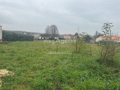 Situé à 1.3 km du centre ville du Gua avec tous commerces et services, Au calme de la campagne, terrain à bâtir vendu viabilisé de 900m² (28m x 31m environ), Emprise au sol autorisée de 50%. A 27 km de Saintes et de l'île d'Oléron à à peine 30 minute...