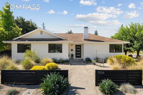 Entdecken Sie dieses wunderschön renovierte einstöckige Haus auf der Ostseite mit einer privaten Casita und nur 1,1 Meilen vom Sonoma Plaza entfernt. Genießen Sie individuelle Oberflächen in einem offenen Grundriss, darunter eine Kochküche mit Shaker...