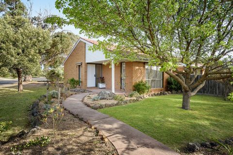 Dieses kürzlich renovierte Haus mit vier Schlafzimmern befindet sich in einem grünen Eckblock in einem ruhigen Hof in der Nähe der fabelhaften Lifestyle-Annehmlichkeiten des Mornington Civic Reserve und ist mit zwei geräumigen und lichtdurchfluteten ...