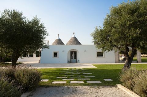 Trullo Nico, situé dans une zone rurale très proche du magnifique village de Martina Franca , vous donne la possibilité de tout faire : vous détendre au bord de la piscine , déjeuner ou dîner à l’ombre de la véranda en été, vous installer confortable...