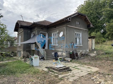 Top Estate Real Estate vi offre una casa in mattoni nel centro del villaggio di Pisarevo, nella regione di Veliko Tarnovo. Il villaggio si trova a 11 km dalla città di Varna. Gorna Oryahovitsa e 19 km dalla città di Gorna Oryahovitsa. Veliko Tarnovo....