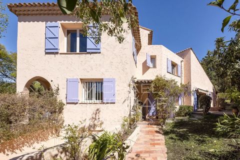 Deze luxe villa is een waar paradijs, perfect gelegen, weg van nieuwsgierige blikken en stadslawaai. De zorgvuldig aangelegde tuin is een lust voor het oog. Het biedt een verscheidenheid aan plantensoorten, kleurrijke bloembedden, met bomen omzoomde ...