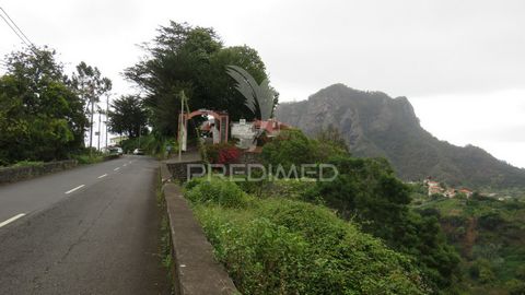 VENDO MORADIA PARA RECUPERAR PERTO DA CASA DE CHÁ DO FAIAL PREÇO-65.000€ Vendo moradia para recuperar no Faial perto da Casa de Chá á beira da estrada, ou fazer uma moradia nova de raiz. Esta moradia já com churrascaria e infraestruturas para recuper...