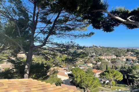 Incroyables vues panoramiques et dominantes sur la vieille ville et la tour Magne... Au calme absolu dans un quartier résidentiel très recherché, superbe villa contemporaine développant 180 m2 et proposant de très belles prestations aux finitions soi...