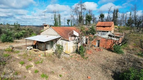 Moradia T2 inserida em zona rural onde predomina o contacto com a natureza. Com uma excelente exposição solar, o terreno com área de 3125 m2, conta com uma habitação para reconstrução, composta por 2 quartos, 1 wc, sala e cozinha. No exterior tem ain...