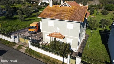 Villa de 4 chambres située dans un quartier calme. Excellente villa composée de deux étages, et au premier étage, nous pouvons trouver trois chambres, dont une a été convertie en salon et une salle de bain avec baignoire. Au rez-de-chaussée, nous tro...