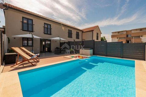 Location: Zadarska županija, Nin, Nin. ZADAR, NIN - Schönes Reihenhaus mit Swimmingpool Ein schönes Ferienhaus zum Verkauf in Nin bei Zadar. Das Reihenhaus wurde 2019 erbaut und hat eine Gesamtwohnfläche von 65,85 m2. Im Erdgeschoss gibt es ein moder...