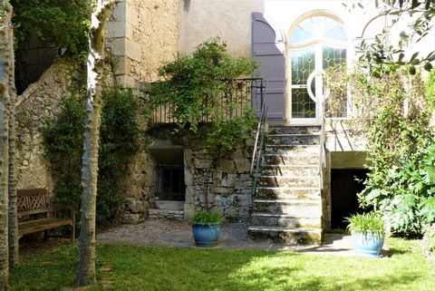 Bien rare et idéalement situé en plein cœur de Lectoure tout en bénéficiant d'un calme absolu et d'un jardin joliment arboré et fleuri. Renommée pour son patrimoine historique et culturel, Lectoure est également une ville thermale et touristique et e...