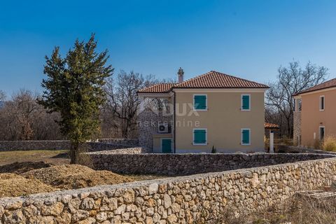 Location: Primorsko-goranska županija, Krk, Muraj. ISOLA DI KRK - Casa rustica all'interno dell'isola con piscina. Questa bella villa si trova in un luogo piccolo e tranquillo. L'edificio ha circa 135 m2. Il piano terra ha una cucina con zona pranzo,...