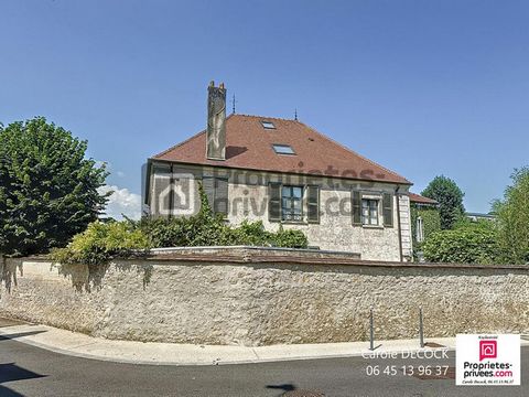 Brie-Comte-Robert, BELLE DEMEURE fin XIX° Cette propriété se distingue par son style, les détails architecturaux et les matériaux nobles que l'on y trouve. Lumineuse avec de beaux volumes, l'accueil par la verrière du rez-de-jardin donne le ton ! une...