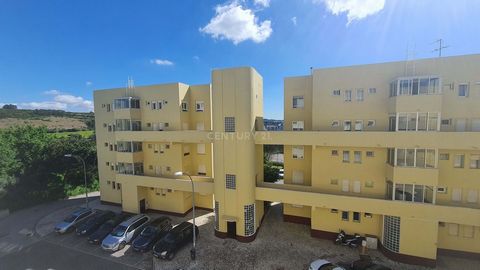 Se procura um apartamento T3 para personalizar a seu gosto e bem localizado, não procure mais pois este T3 com duas frentes distribuídas por 101 m2 com uma varanda fechada e localizado Junto ao Parque Urbano de Queijas é uma excelente oportunidade pa...