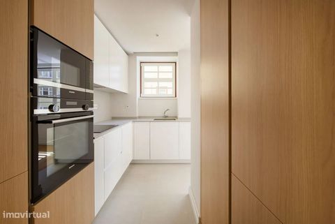 Dit elegante appartement met 2 slaapkamers en een suite biedt een totale bruto vloeroppervlakte van 91 m² en is voorzien van een parkeerplaats. Het is zorgvuldig ontworpen om te voldoen aan de eisen van het moderne leven en weerspiegelt alle exclusiv...