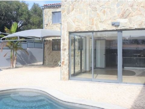 Villa im differenzierten Stil mit 2 Etagen und Swimmingpool in Alcoitão, in der Nähe von CascaiShopping und Zugang zur A5. Saniert, mit Steinfassaden, hat es folgende Zusammensetzung: Etage 0: Wohnzimmer, ausgestattete Küche, Suite, Schlafzimmer und ...