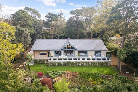 Dieses luxuriöse, moderne Haus auf einem großzügigen und privaten Grundstück im Branksome Park wurde von den derzeitigen Eigentümern komplett renoviert, um ein wirklich atemberaubendes Zuhause zu schaffen. Größtenteils auf einer Ebene gelegen, bietet...