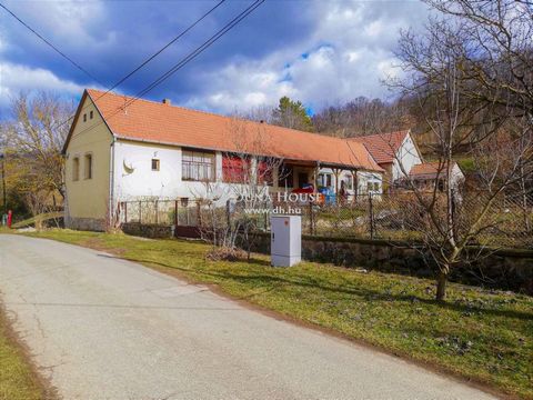 En venta, a 30 km de Pécs, en Erdősmecske, un terreno de 9.232 m². Parcela con casa unifamiliar, apta para automantenimiento, enriquecida con bosque de acacias y árboles frutales.   En el lote hay una casa unifamiliar de 156 m² en condiciones habitab...