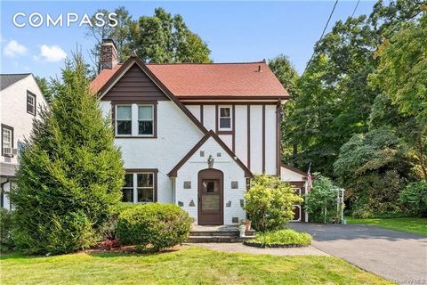 Picture perfect Tudor in een serene straat op een spectaculaire locatie in de buurt van scholen, speeltuin, velden, aanbidding, kleuterscholen, bus naar trein, winkels, restaurants en meer! Kom binnen via de foyer en ervaar de grote woonkamer met ope...