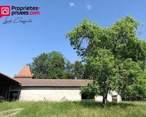 Lynda Chassignolle vous présente ce magnifique corps de ferme aux portes de Riorges, il se compose de 3 grands bâtiments d'environ 900m², vous pourrez découvrir son pigeonnier, une ancienne forge avec sa cheminée authentique, une partie écurie, le to...