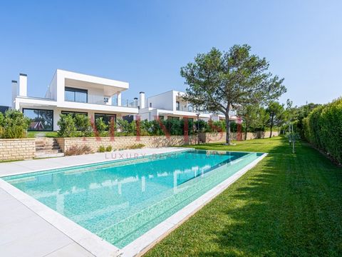 VOUS ÊTES À LA RECHERCHE D'UNE VILLA DE 4 CHAMBRES À CASCAIS ? FONDER! Cette villa avec d'excellentes finitions est insérée dans une copropriété de 5 villas avec piscine et jardin commun, construites pour vivre en harmonie et en communauté Avec une b...