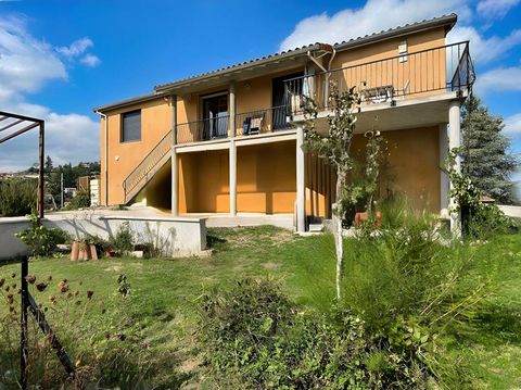 Belle maison familiale située sur les hauteurs de Boën au calme (secteur très apprécié de la commune) tout en étant à moins d'un kilomètre des commerces. Vue remarquable sur la plaine et les Monts du Forez. VIDEO DU BIEN DISPONIBLE SUR SIMPLE DEMANDE...