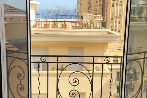 El Palais Miramare goza de una ubicación ideal en el corazón de Montecarlo y de la Place des Moulins, pero tranquilamente alejado de la principal arteria comercial del distrito. El apartamento ofrece techos altos y volúmenes generosos, lo que lo conv...