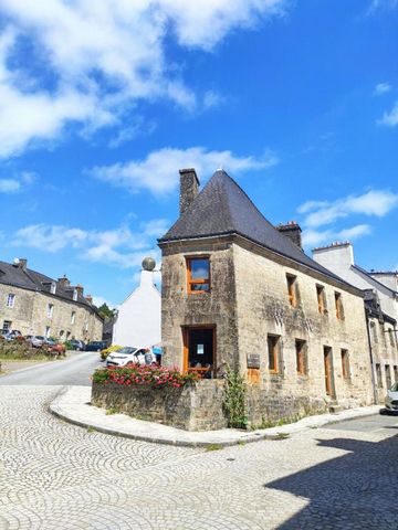 Bâtisse historique à Guémené sur scorff de 133 m2 . Ce lieu unique ancien café multi centenaire et rénové comprends au rdc de 80 m2 une grande salle, un wc, coin cuisine, chaufferie, à l'étage une mezzanine de 30 m2 et au second une pièce de 14 m2 po...