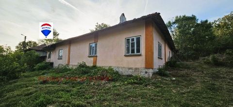 RE/MAX vous présente en exclusivité une maison bifamiliale de plain-pied dans le village d’Yupper. Le village est situé à 40 km du port de Ruse sur le Danube, et la propriété elle-même est située au début du village, sur la rue principale, avec un ac...