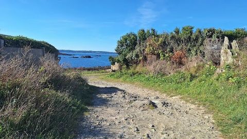 In der Nähe eines charmanten kleinen Fischerhafens, in einer Sackgasse am Ende der Halbinsel, entdecken Sie ein schönes Anwesen in Südwestlage. Sie gelangen auf die Terrasse mit ihrem unglaublichen Panoramablick. Im Erdgeschoss: eine Einbauküche mit ...